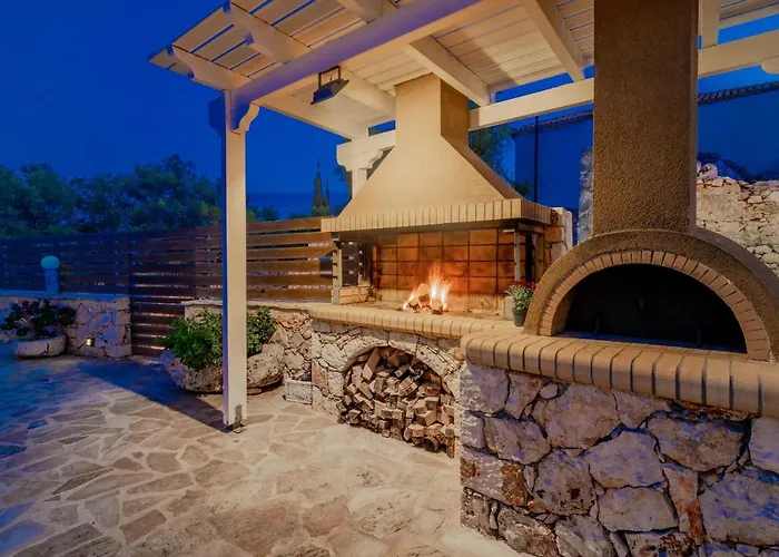 Daniela - Private Pool And Serene Location, By Zantewize Коритион